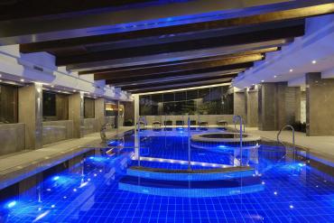Piscină interioară încălzită șI spa